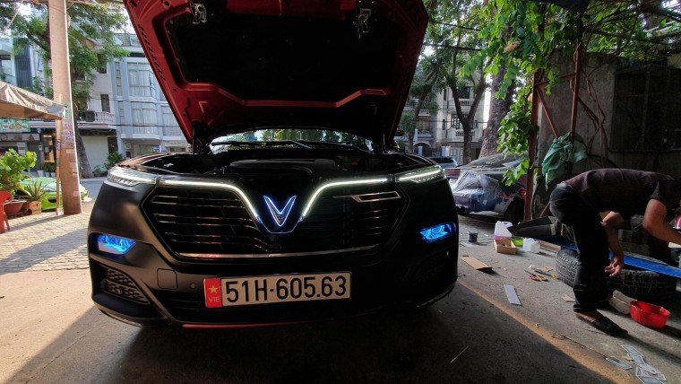 Vinfast Lux SA 2.0 độ logo phát sáng lạ mắt tại TPHCM - Blog Xe Hơi Carmudi
